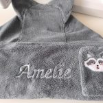 cape de bain raton laveur gris tout doux prénom brodé et gant de toilette