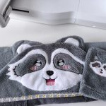 cape de bain raton laveur gris tout doux et gant de toilette