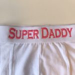 broderie sur slip blanc et fushia