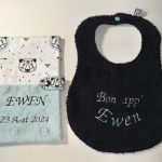 protège carnet de santé vert et ourson avec bavoir bleu marine personnalisation