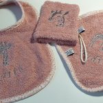 lot bavoir, gant de toilette et lingette rose broderie girafe grise