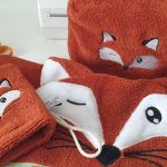 cape de bain renard, gant de toilette, et trousse renard roux personnalisé bis
