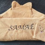 cape de bain guépard et gant de toilette couleur Camel broderie prénom