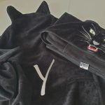 broderie lettre sur cape de bain panthère noire