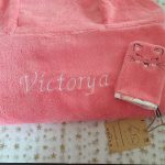 cape de bain rose et gant de toilette broderie prénom