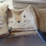 cape de bain lapin bélier beige et bleu avec gant de toilette