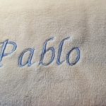 broderie prénom sur cape de bain lapin beige