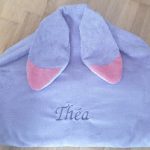 cape de bain lapin bélier violet et rose broderie prénom