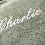 broderie de prénom sur cape de bain verte