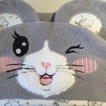 cape de bain souris gris foncé et blanc