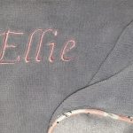 broderie prénom sur cape de bain grise