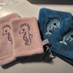 lot de gant de toilette dauphin bleu et hippocampe rose