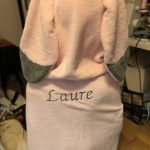 cape de bain lapin rose et gris prénom brodé sur mannequin