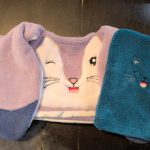 cape de bain lapin bélier violet et bleu avec gant de toilette chat bleu paon