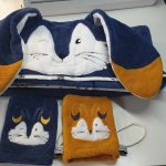 lapin bélier bleu marine et jaune et gants de toilette