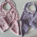 lot de gants, bavoirs, et lingettes rose et violet prénom brodés
