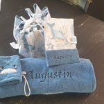 cadeau de naissance pied au sec, protège carnet de santé, gant de toilette; et cape de bain baleine