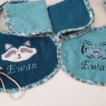 lot de bavoir bleu et turquoise et lingette; essui tout lavable, prénom brodé