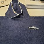 poncho bleu broderie voiture