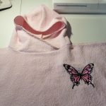 poncho rose broderie papillon rose
