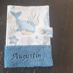 protège carnet de santé motif baleine et bleu personnalisé prénom brodé