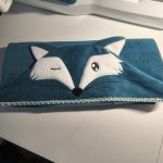 cape de bain renard bleu paon et blanche