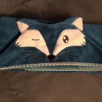cape de bain renard bleu paon sur canapé